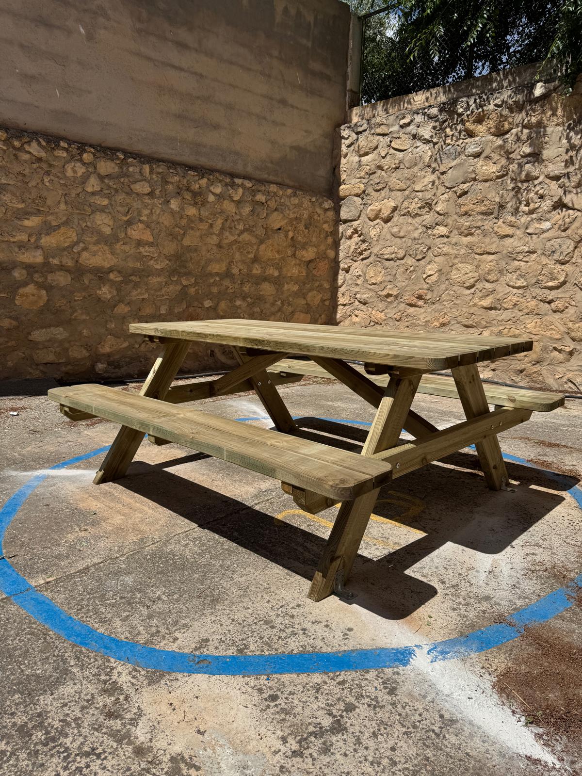 Mesas de madera para exterior en Villanueva de las Torres